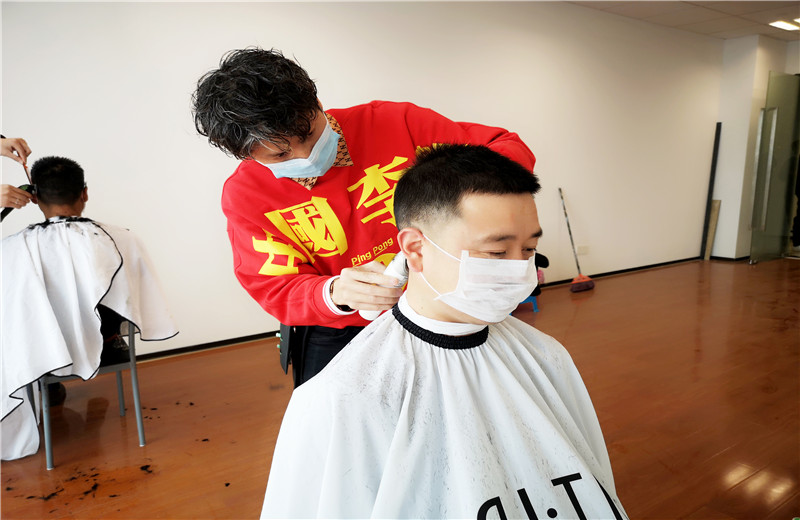 2020年2月21日，由于受疫情影響中天八建特與專業(yè)造型公司聯(lián)系，出資聘請三名優(yōu)秀的“Tony”老師上門為員工免費(fèi)理發(fā)，暖心之舉得到了員工的贊譽(yù)。