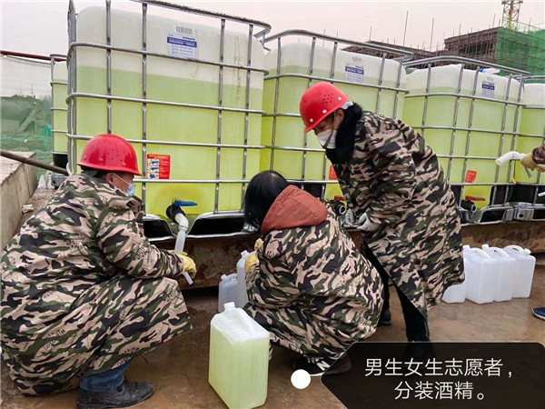 從山東采購拉到松滋市分裝，并發(fā)往全市醫(yī)院的醫(yī)用酒精.jpg