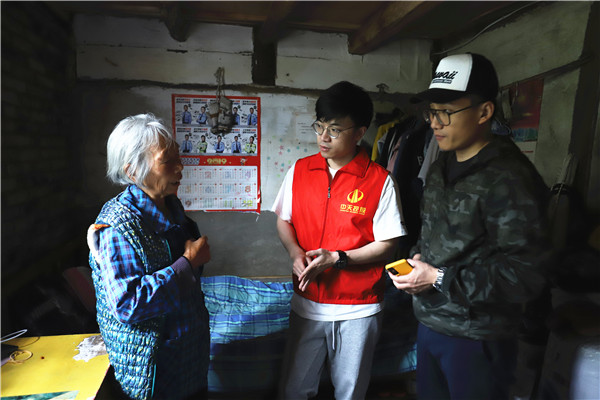 中天志愿者走進(jìn)大山，走訪了解受助學(xué)生家庭情況.jpg